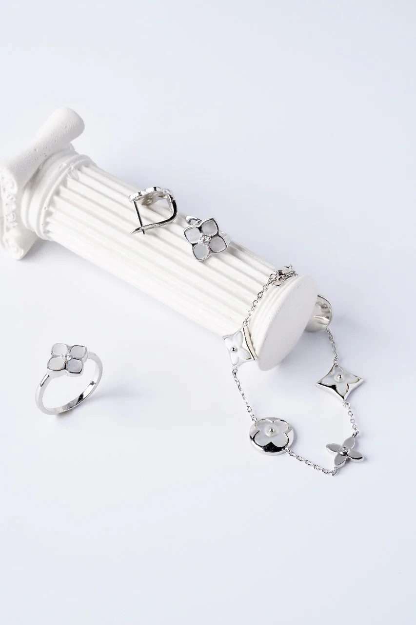 925 Sterling Silver Clover Ring with Mother of Pearl and Cubic Zirconia - Image 11