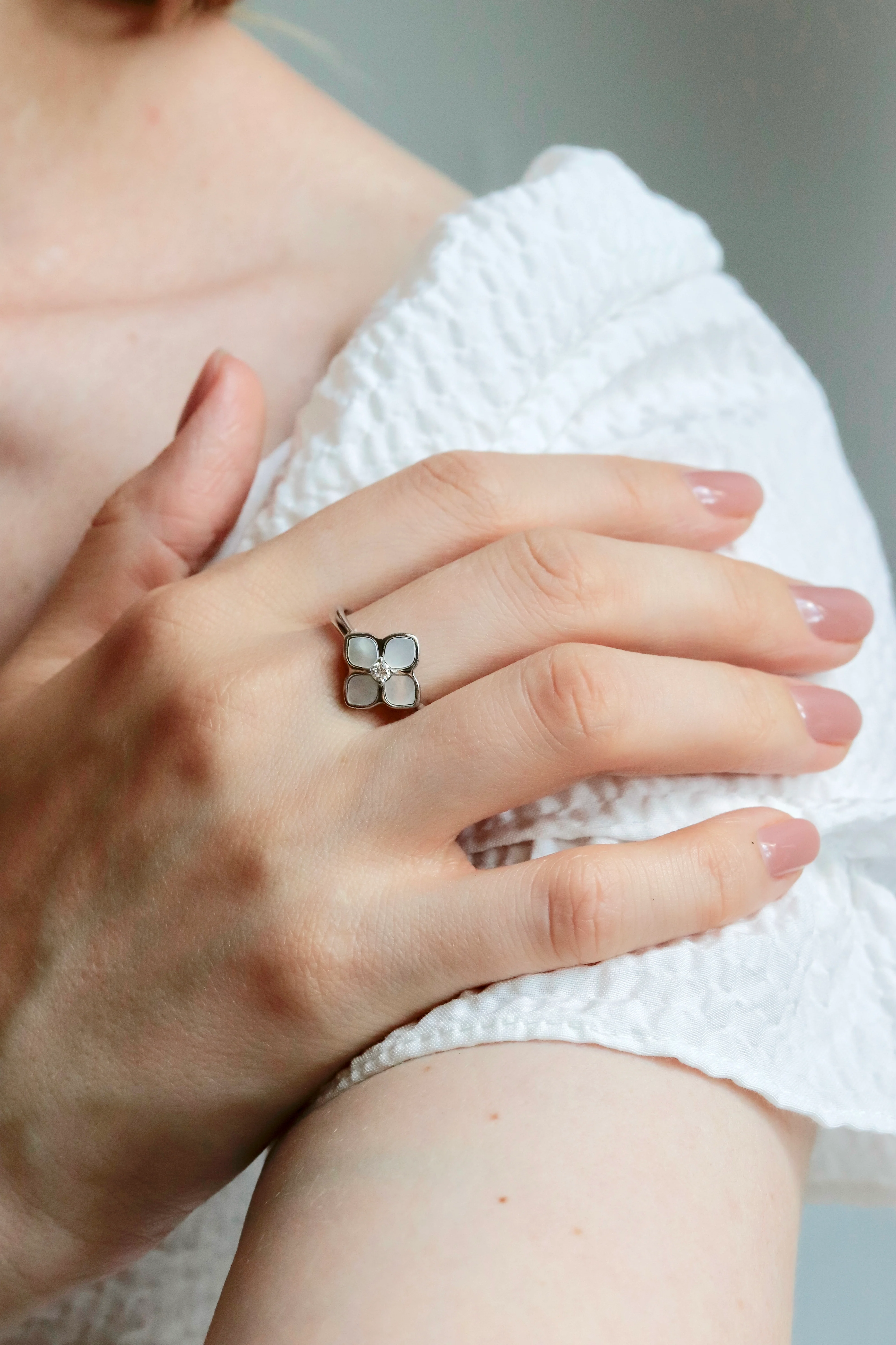 925 Sterling Silver Clover Ring with Mother of Pearl and Cubic Zirconia - Image 4