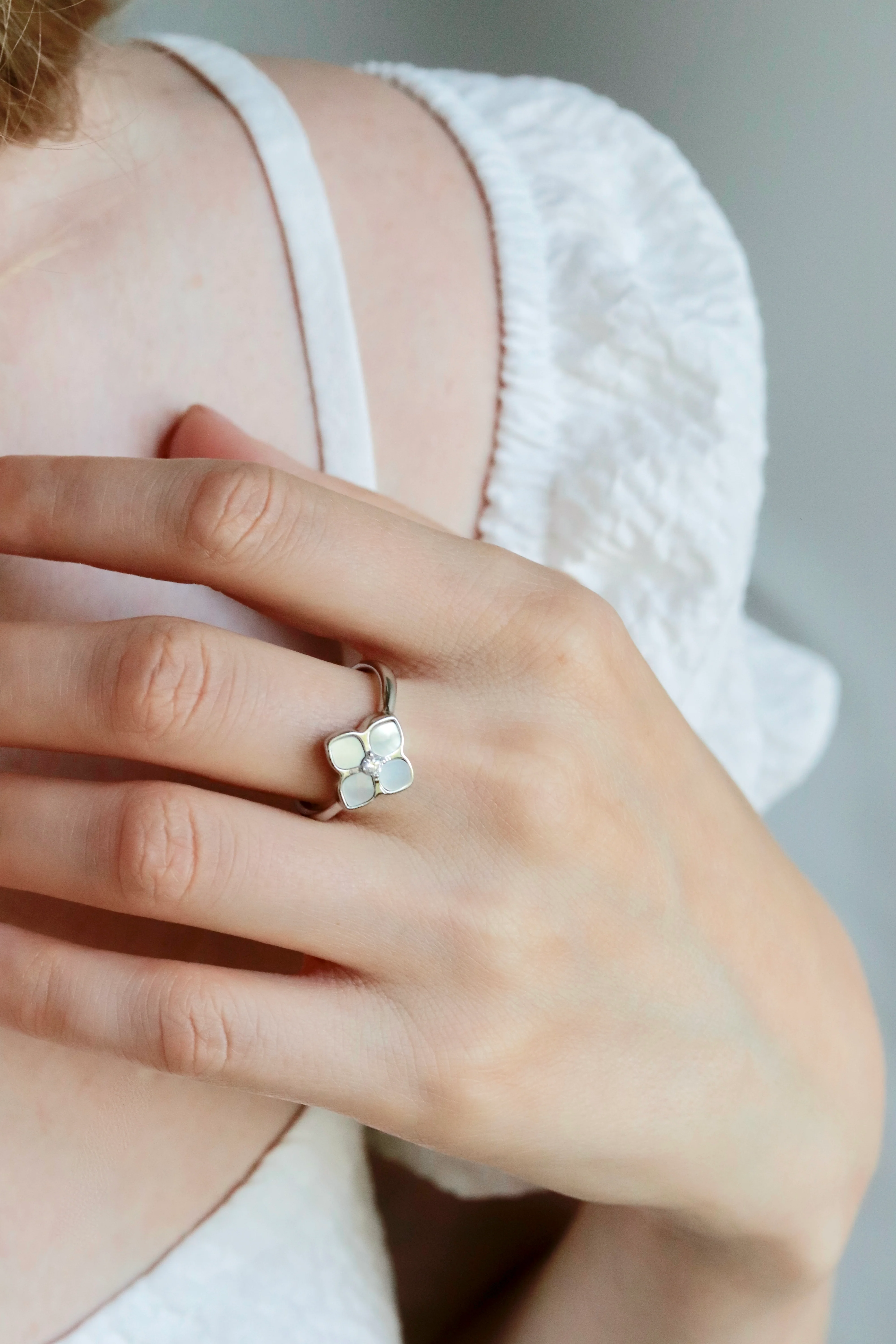 925 Sterling Silver Clover Ring with Mother of Pearl and Cubic Zirconia - Image 5