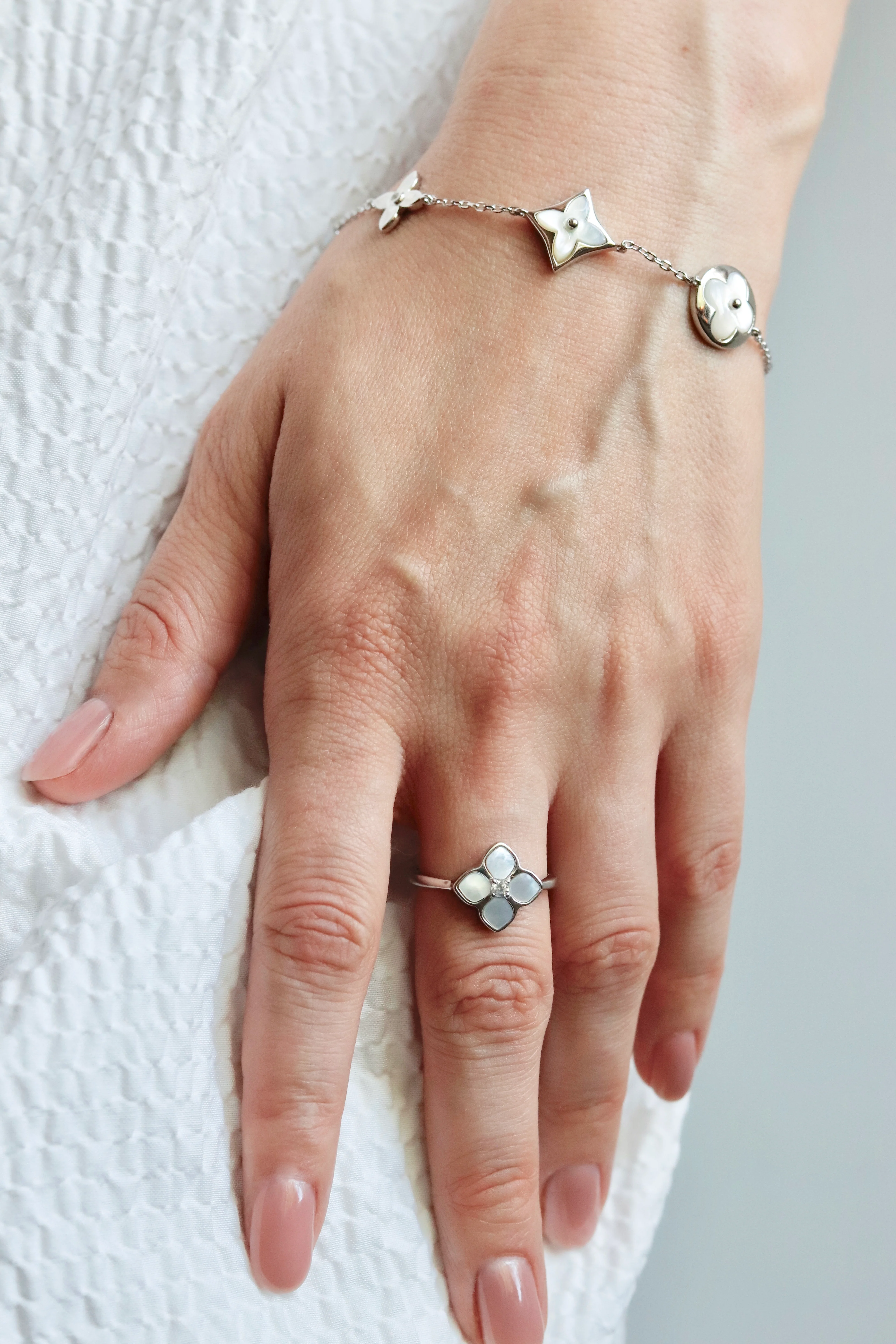 925 Sterling Silver Clover Ring with Mother of Pearl and Cubic Zirconia - Image 9