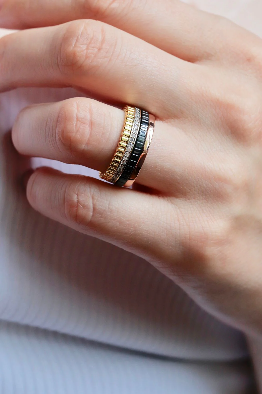 925 Sterling Silver Ring with Rose,Yellow Gold Plated Details, Black Ceramic and Cubic Zirconia - Image 5