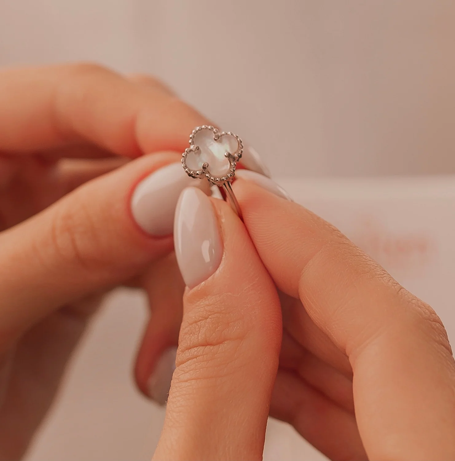 925 Sterling Silver Ring "Clover" with Mother of Pearl - Image 2