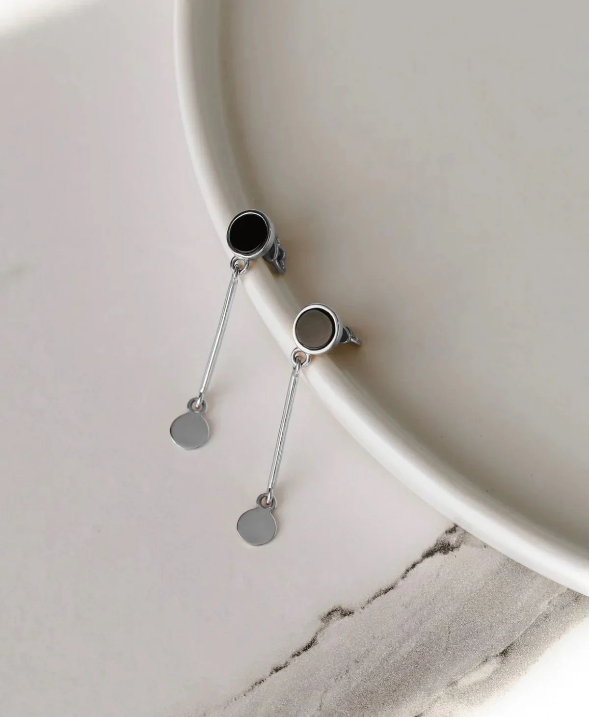Drop Earrings with Onyx in 14K/585 White Gold - Image 3