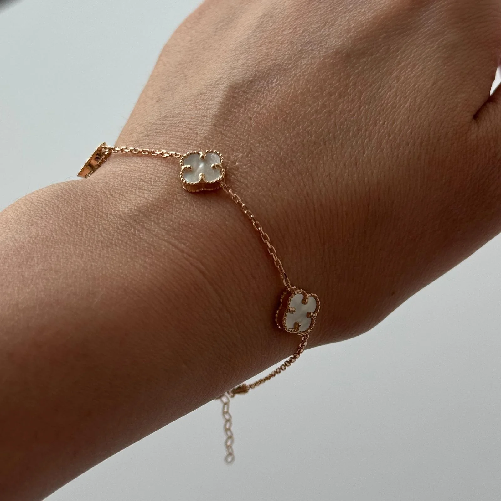 Clover Bracelet in 14K/585 Rose Gold with Mother of Pearl - Image 2