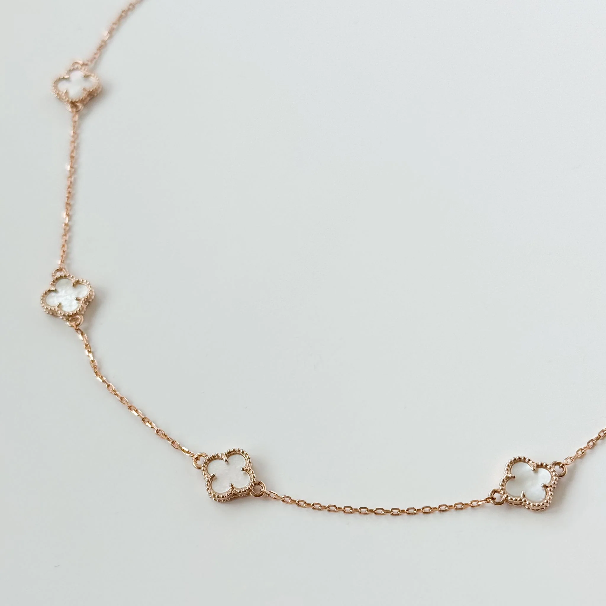 Clover Necklace in 14K/585 Rose Gold with Mother of Pearl - Image 2