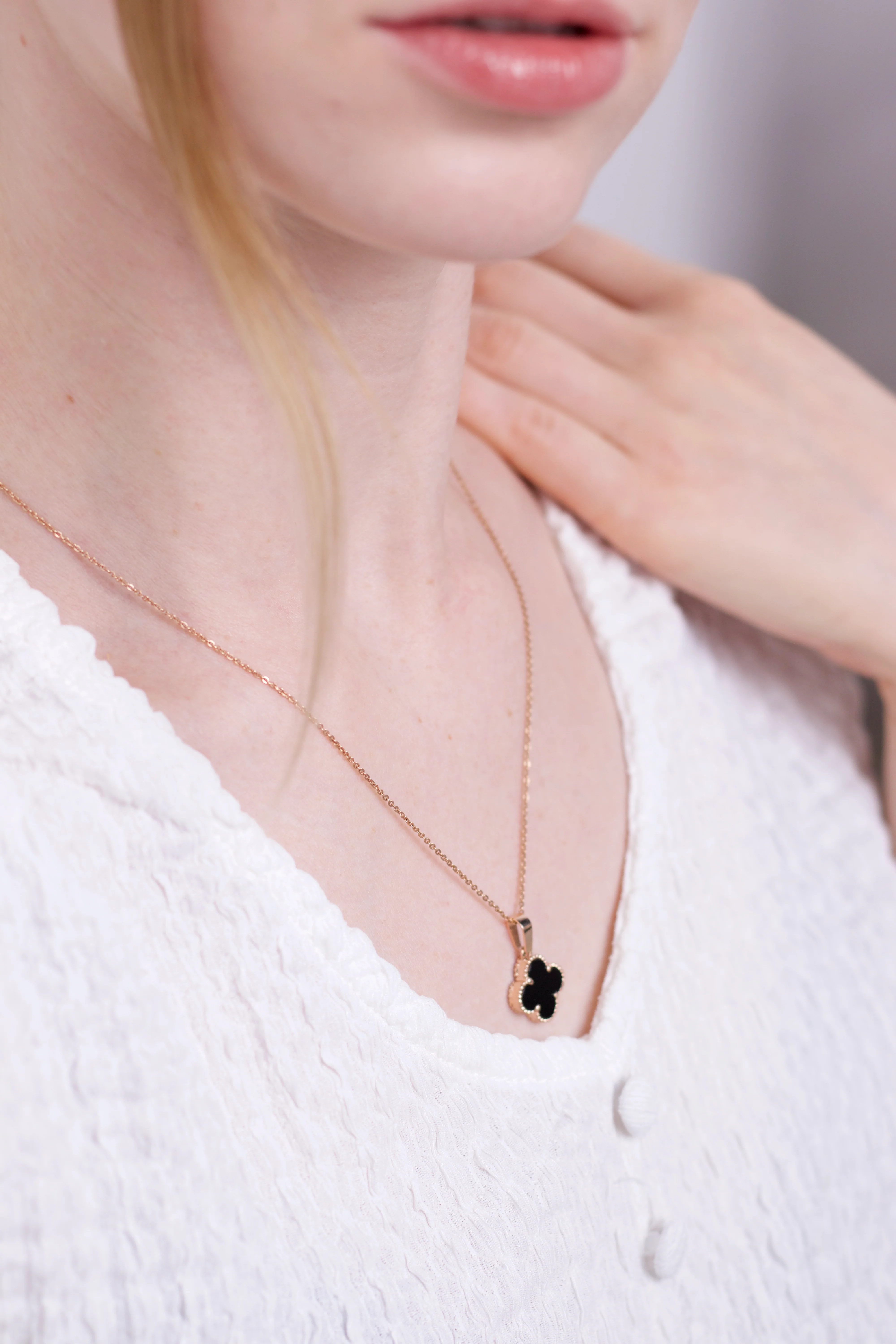 Clover Pendant in 14K/585 Rose Gold with Onyx - Image 3