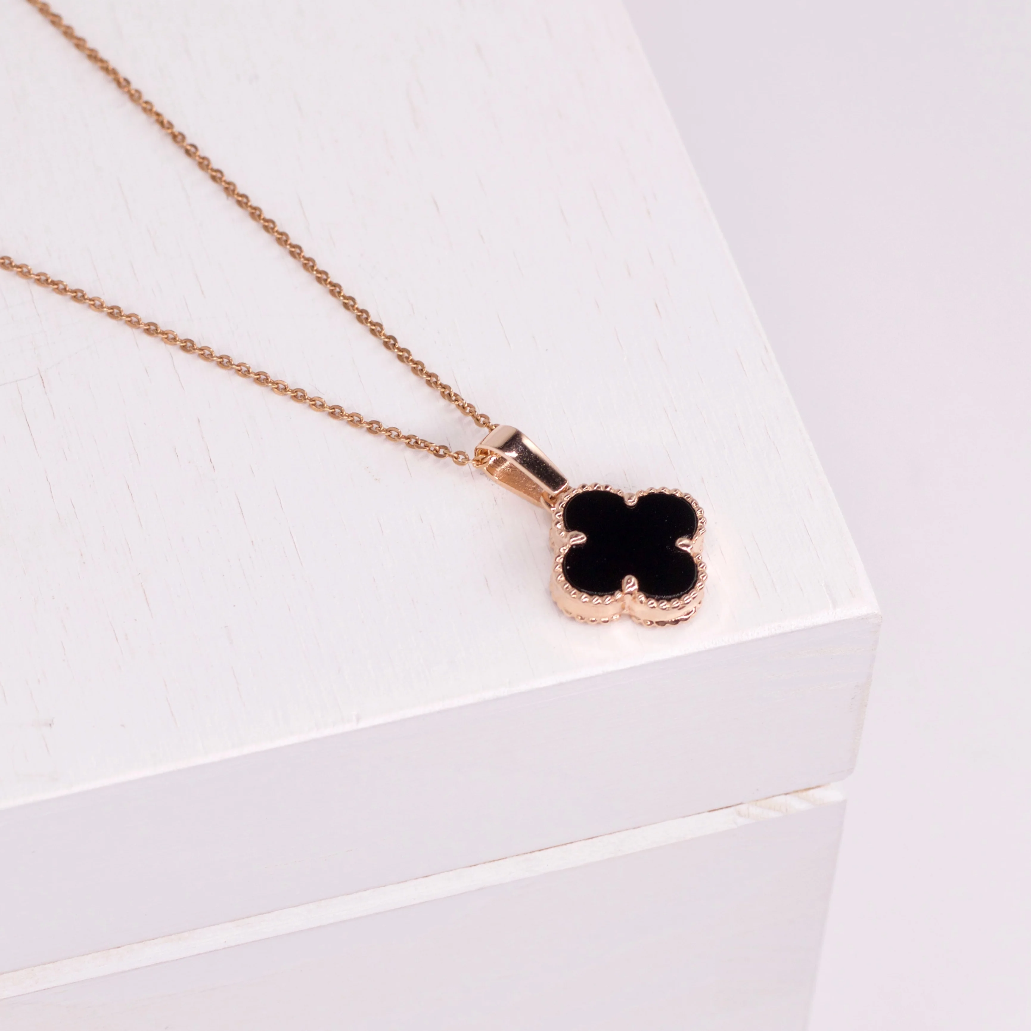 Clover Pendant in 14K/585 Rose Gold with Onyx - Image 7