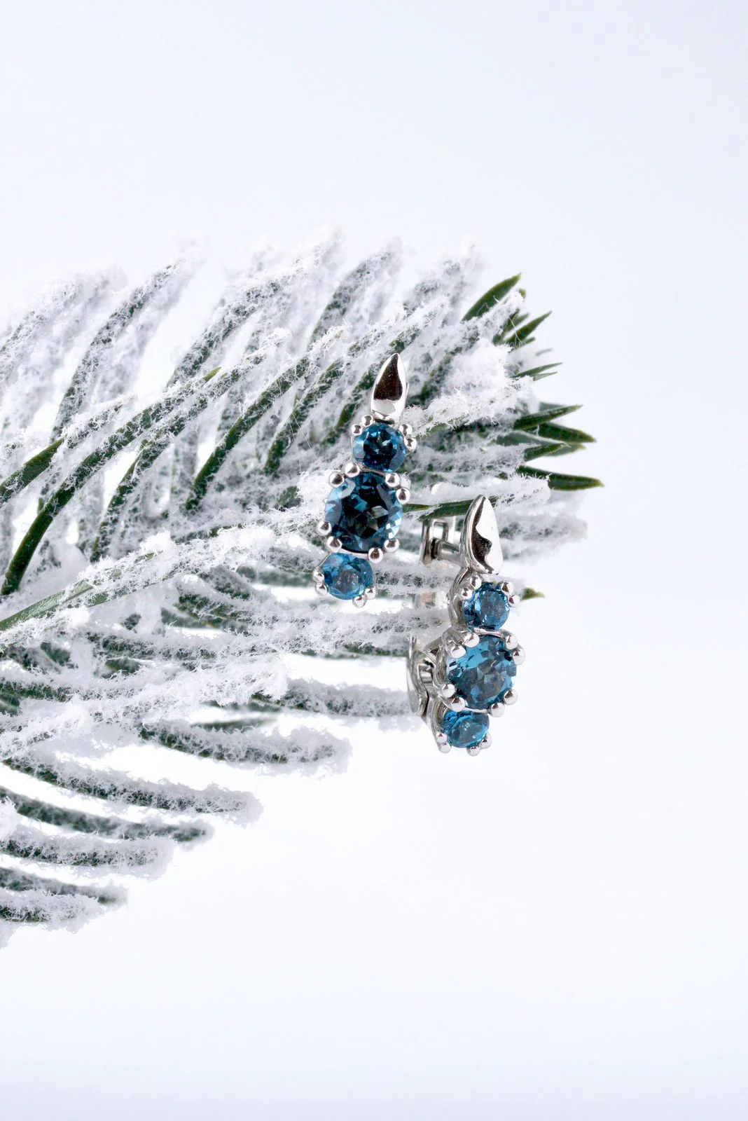 Lever Back Earrings with London Topazes in 14K/585 White Gold - Image 3