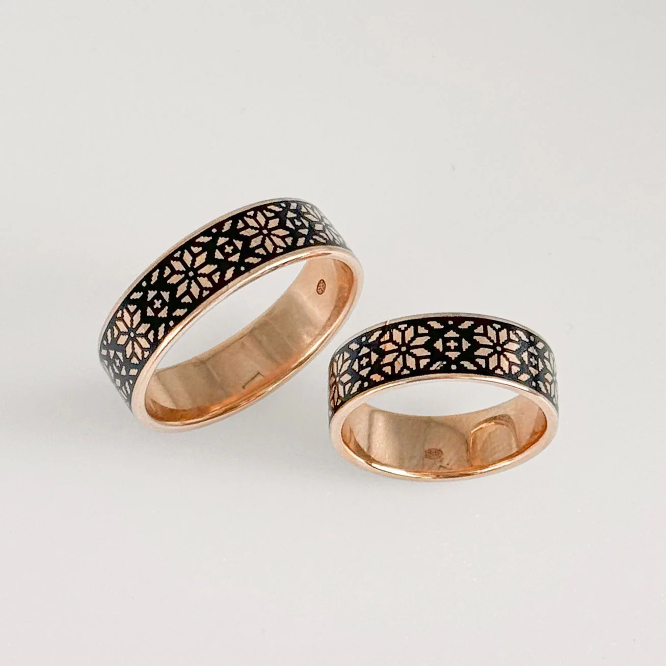 Handcrafted Vyshyvanka Ring in 14K/585 Rose Gold with Enamel - Image 3