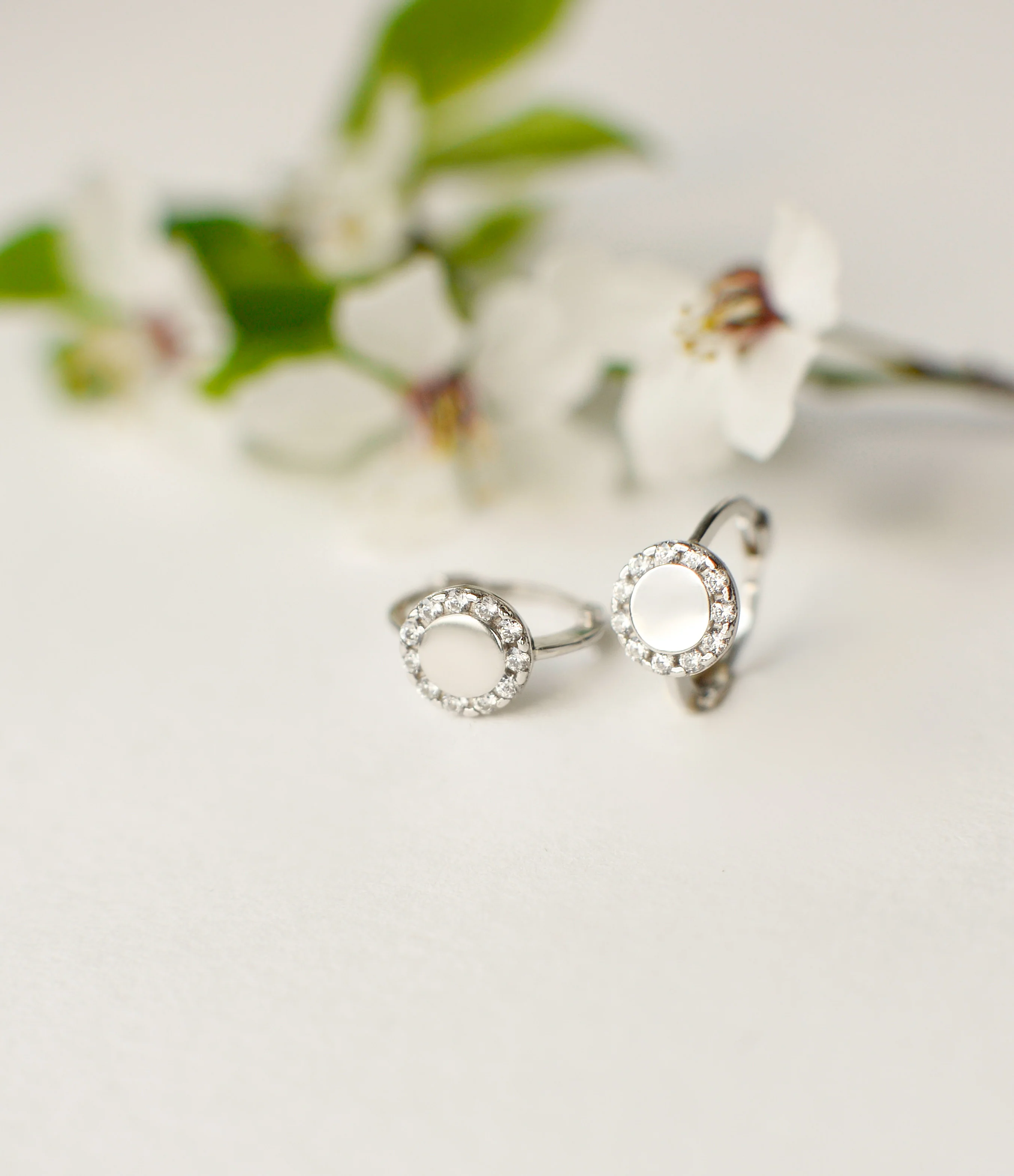 Hoop Earrings in 14K/585 White Gold with Cubic Zirconia - Image 3