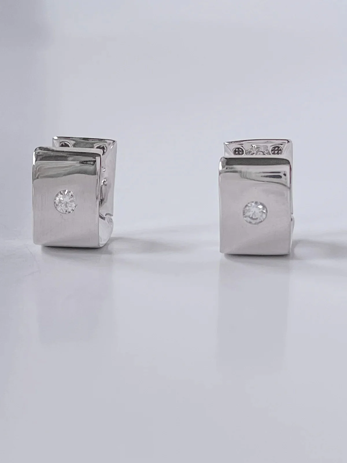 Hoop Earrings in 14K/585 White Gold with Cubic Zirconia - Image 3