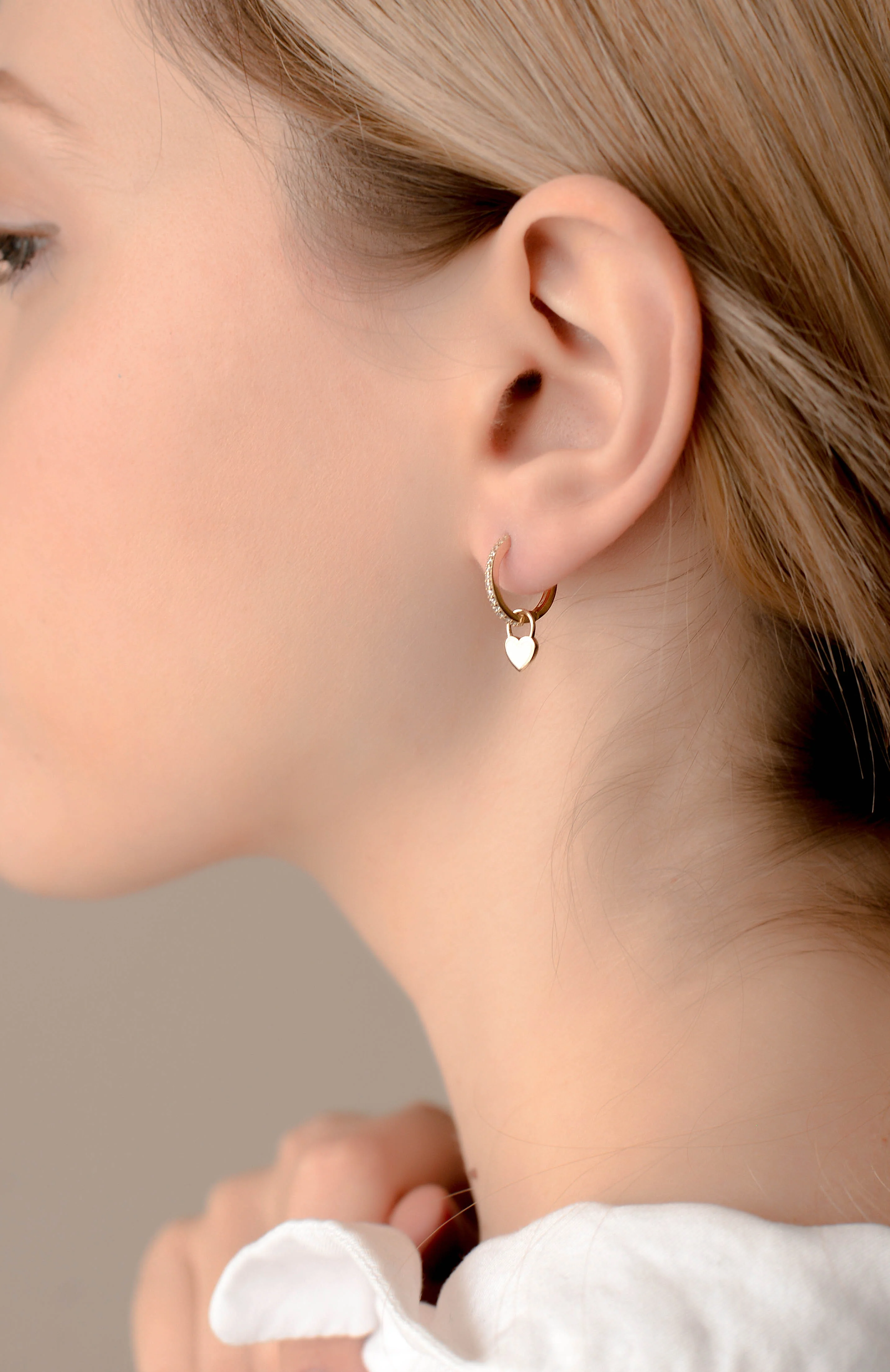 Hoop Earrings in 14K/585 Yellow Gold with White Heart - Image 2