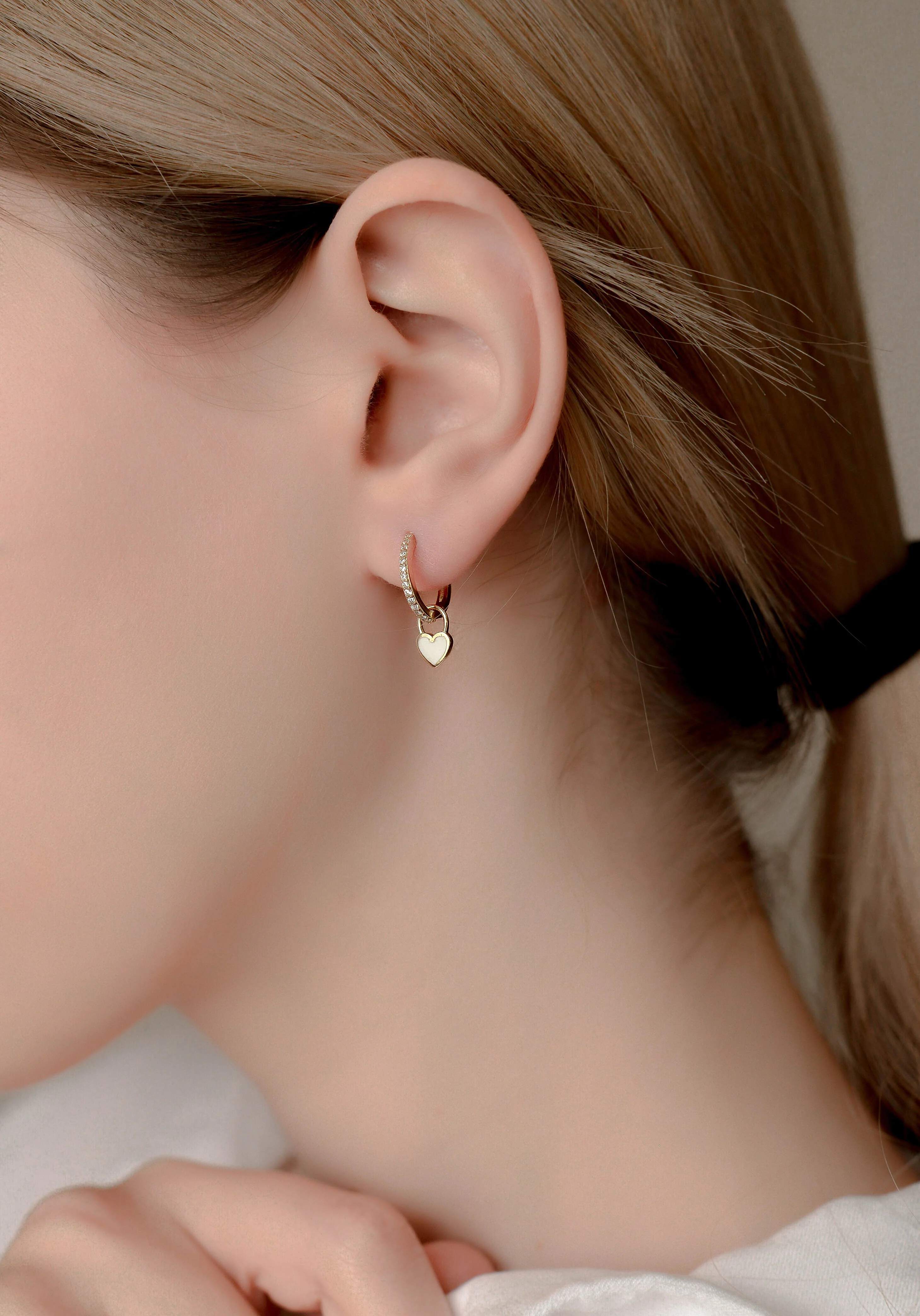 Hoop Earrings in 14K/585 Yellow Gold with White Heart - Image 4