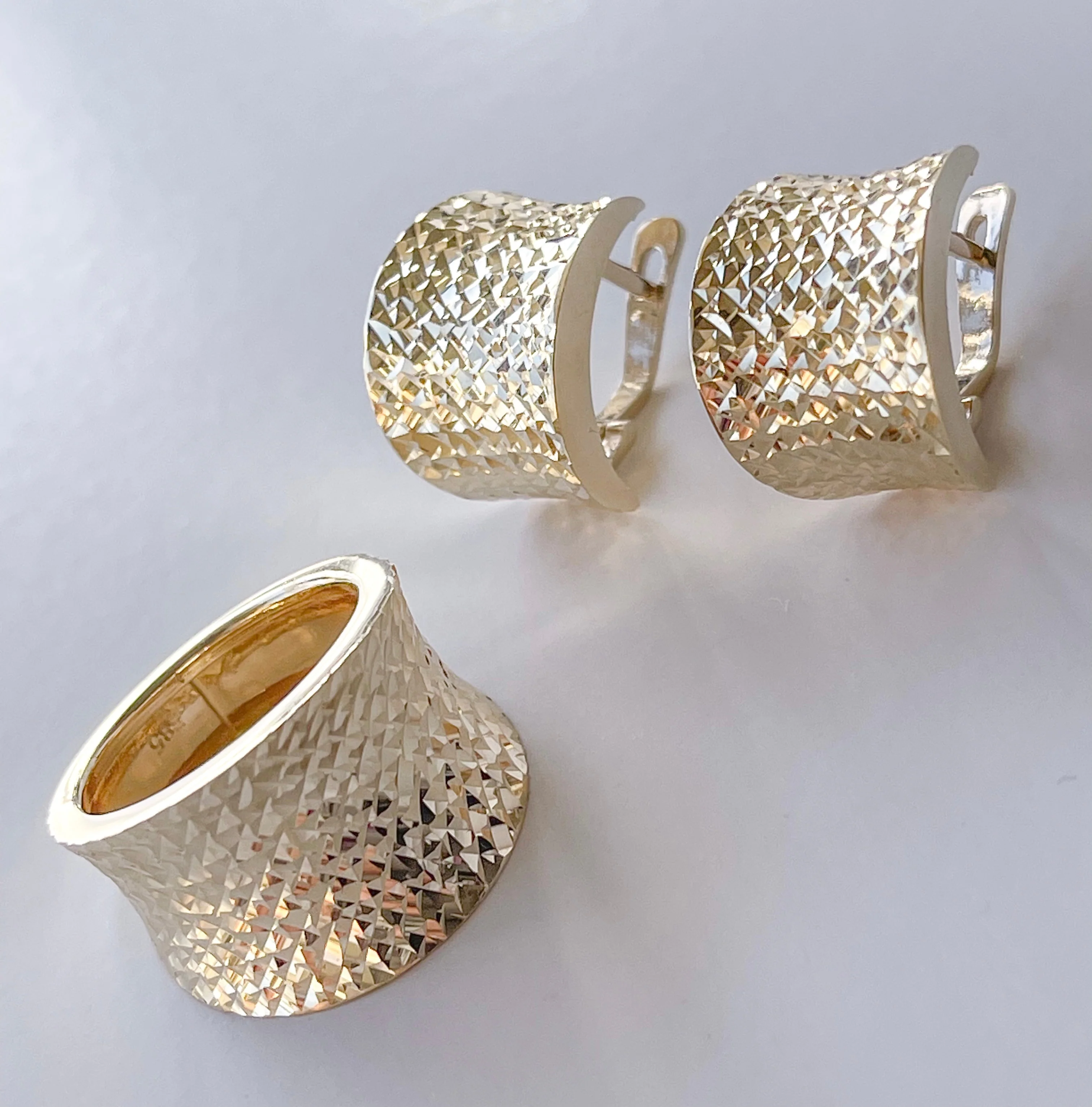 Lever Back Earrings in 14K/585 Yellow Gold - Image 4
