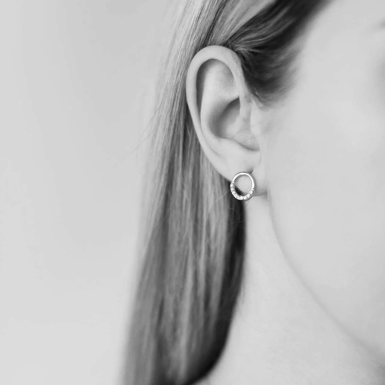 Lever Back Circle Earrings in 14K/585 White Gold with Cubic Zirconia - Image 2