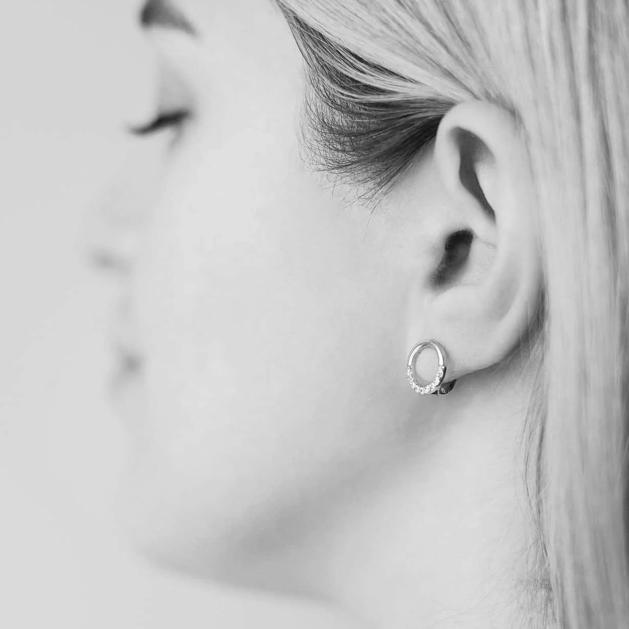 Lever Back Circle Earrings in 14K/585 White Gold with Cubic Zirconia - Image 3