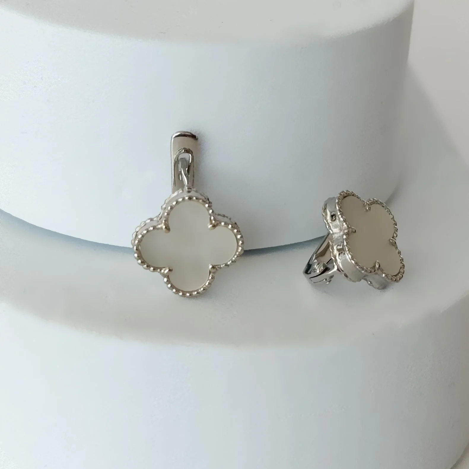 Lever Back Earrings Clover in 14K/585 White Gold with Mother of Pearl - Image 2