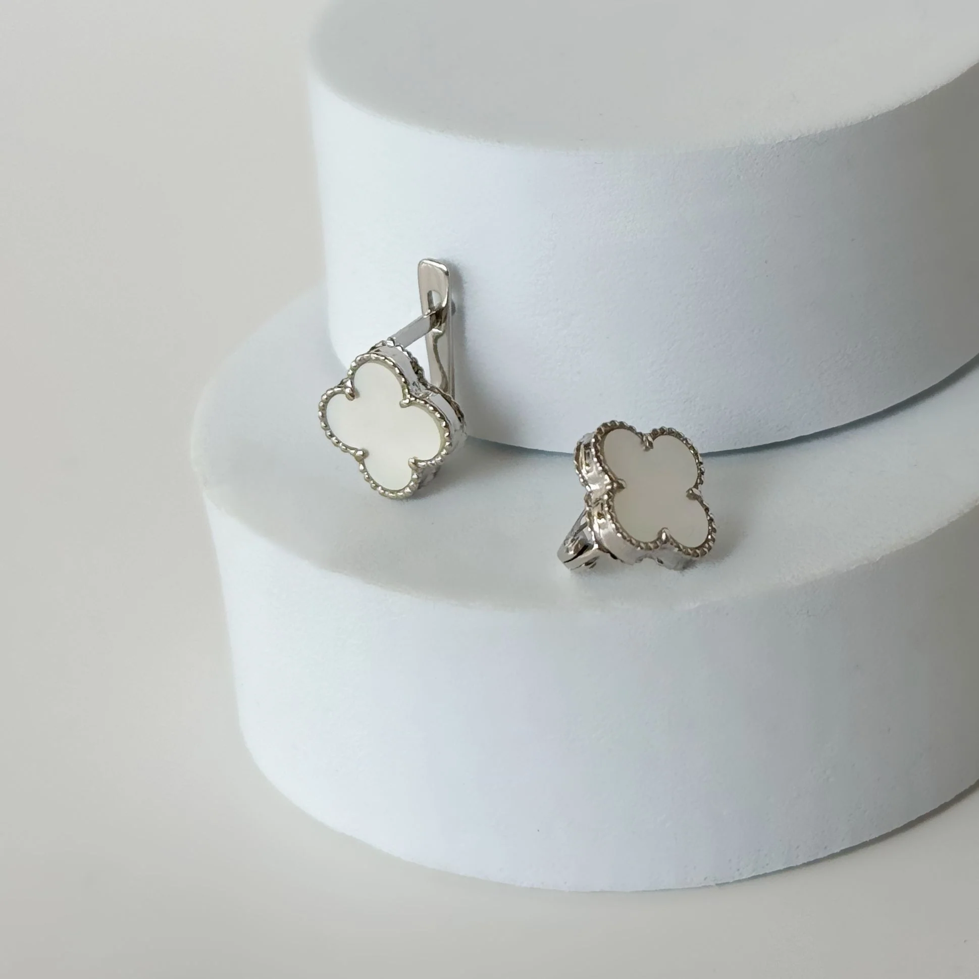 Lever Back Earrings Clover in 14K/585 White Gold with Mother of Pearl - Image 3