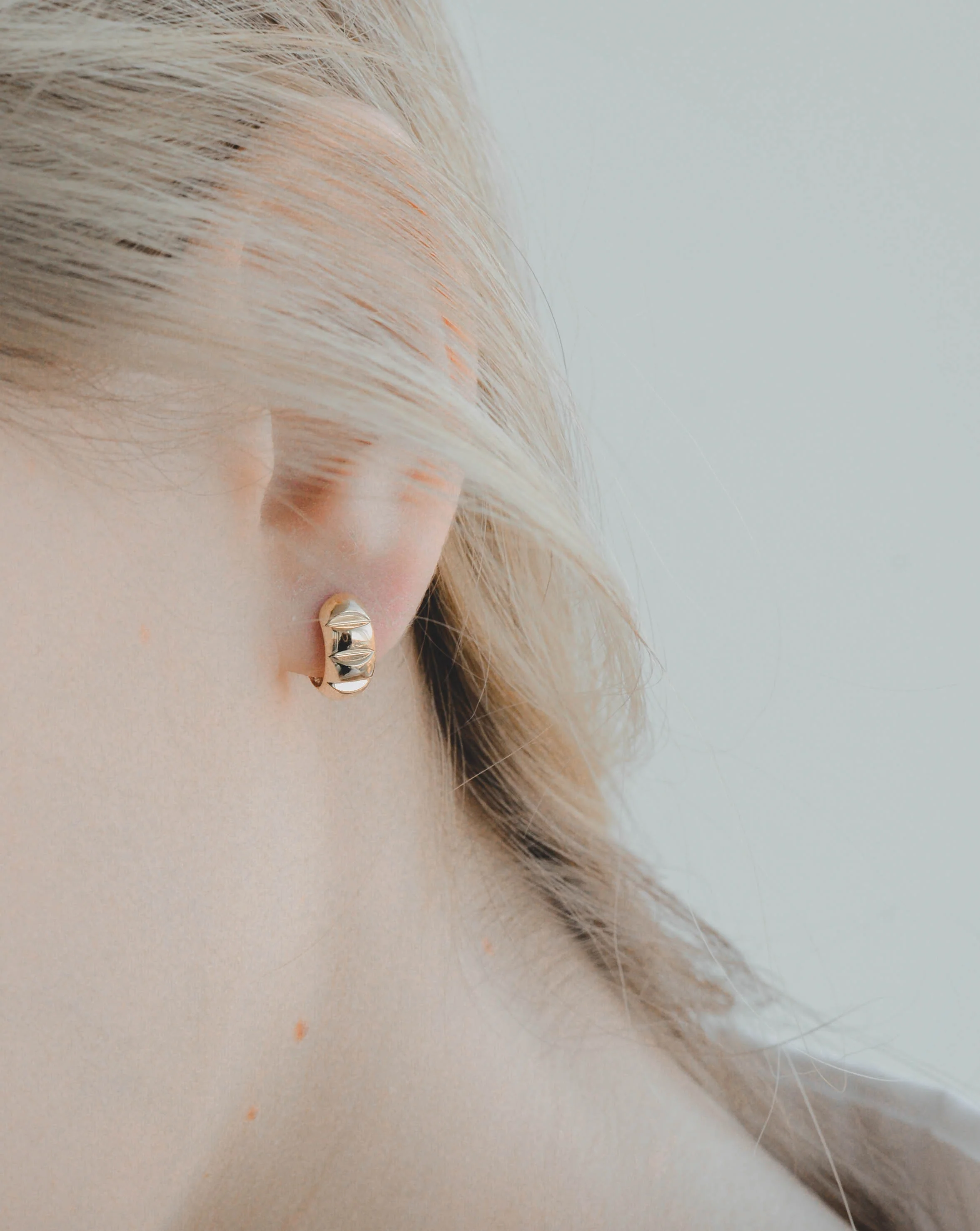 Minimalistic Hoop Earrings in 14K/585 Yellow Gold - Image 2