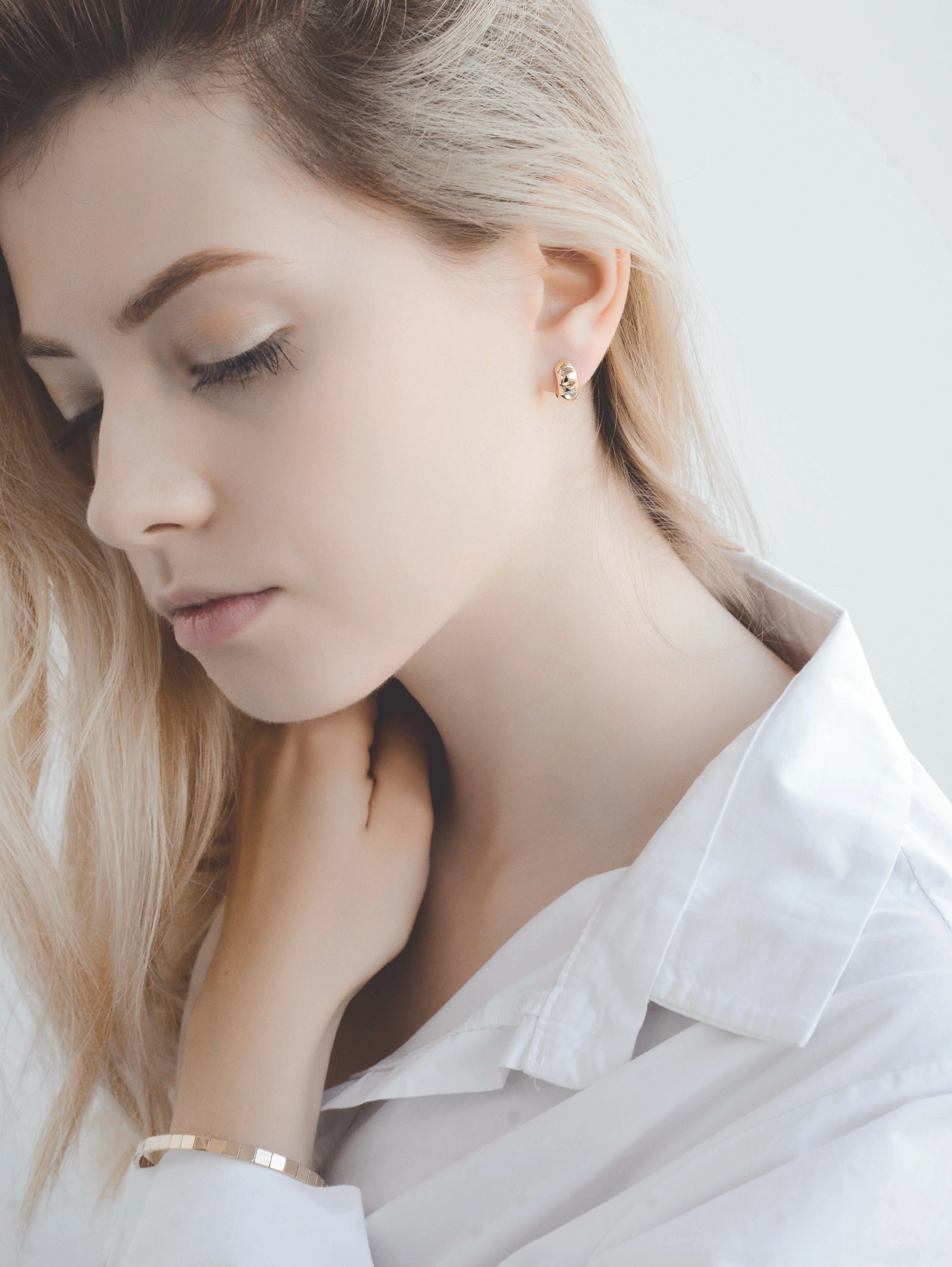 Minimalistic Hoop Earrings in 14K/585 Yellow Gold - Image 3