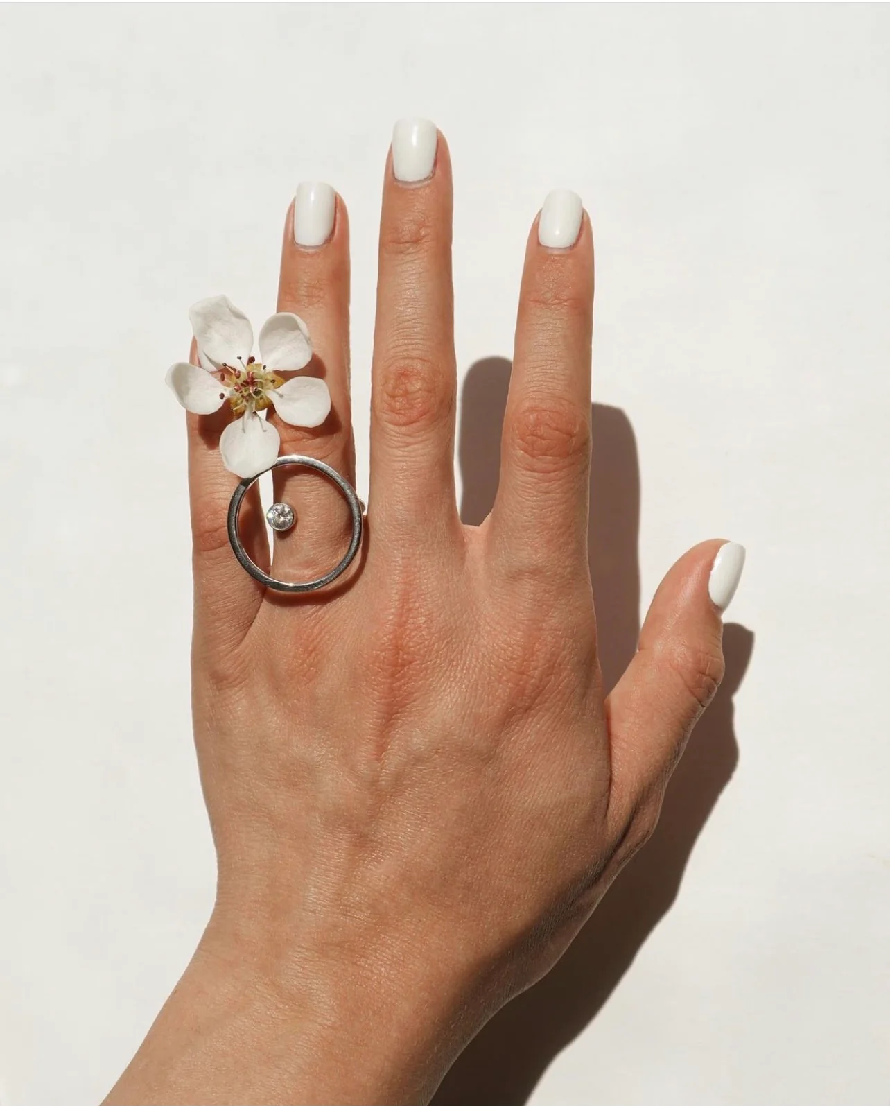 Minimalistic Ring in 14K/585 White Gold with Cubic Zirconia - Image 2