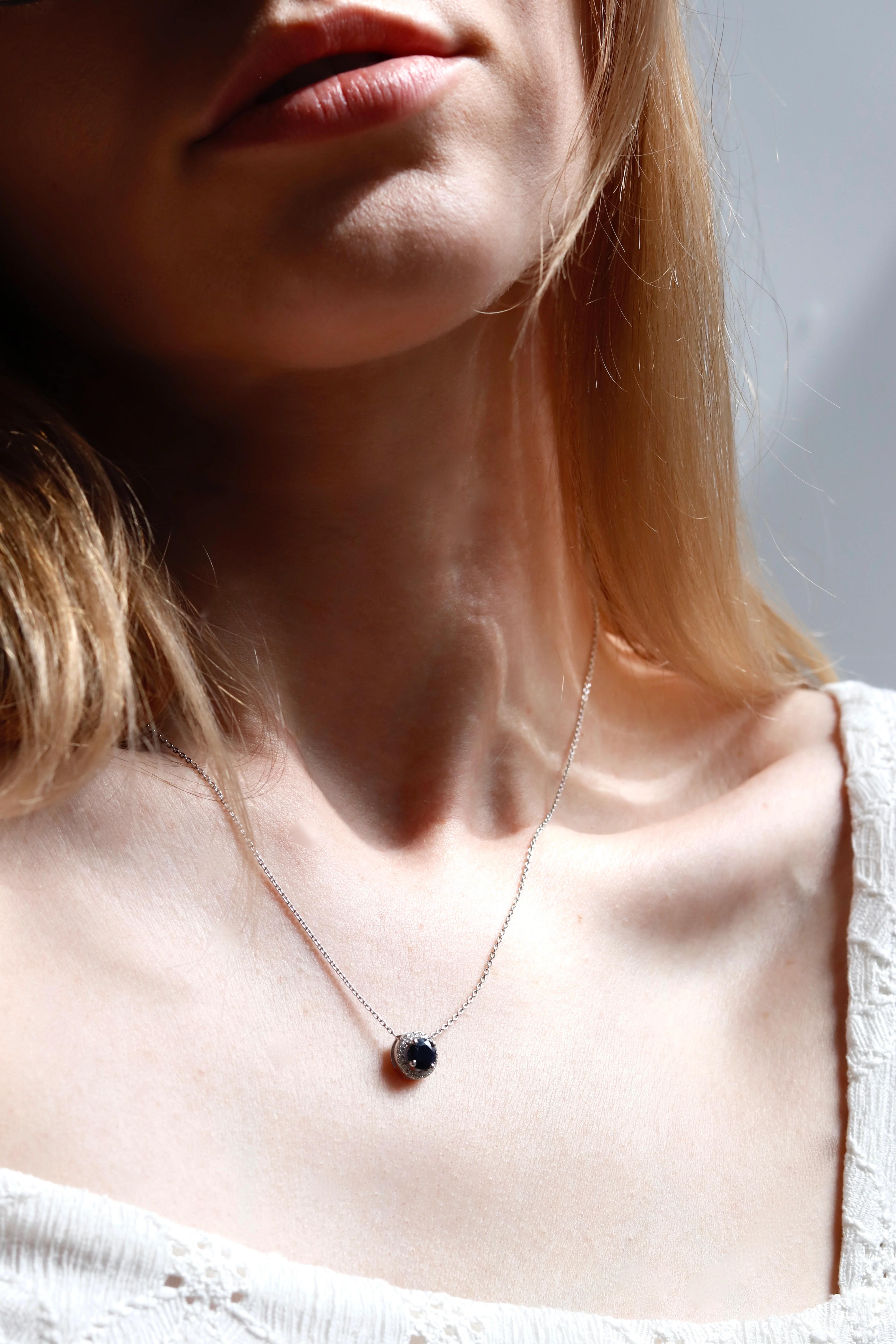 Necklace in 14K/585 White Gold with Sapphire and Diamonds - Image 4