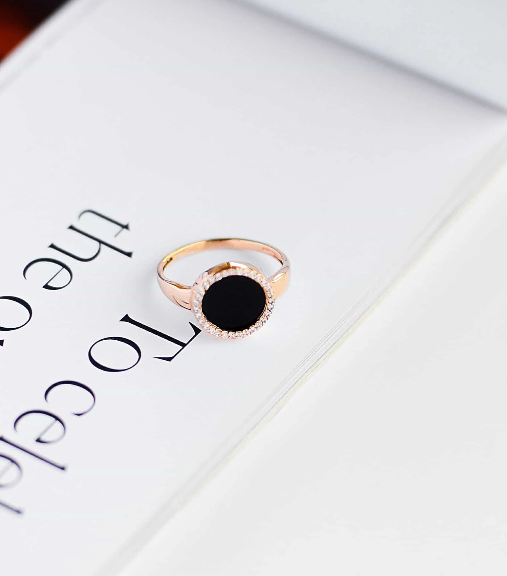 Ring in 14K/585 Rose Gold with Onyx and Cubic Zirconia - Image 4