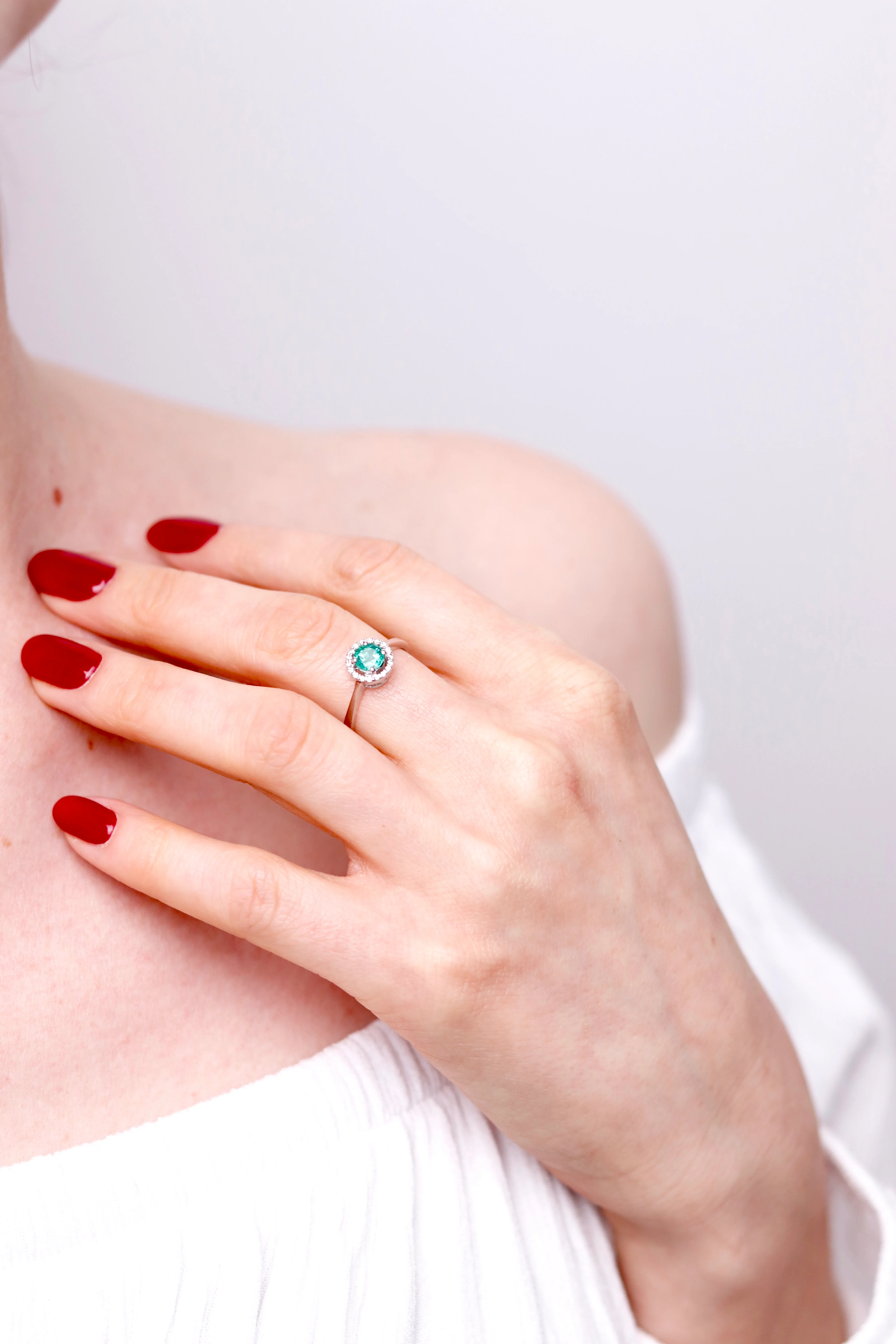 Ring in 14K/585 White Gold with Emerald and Diamonds - Image 2