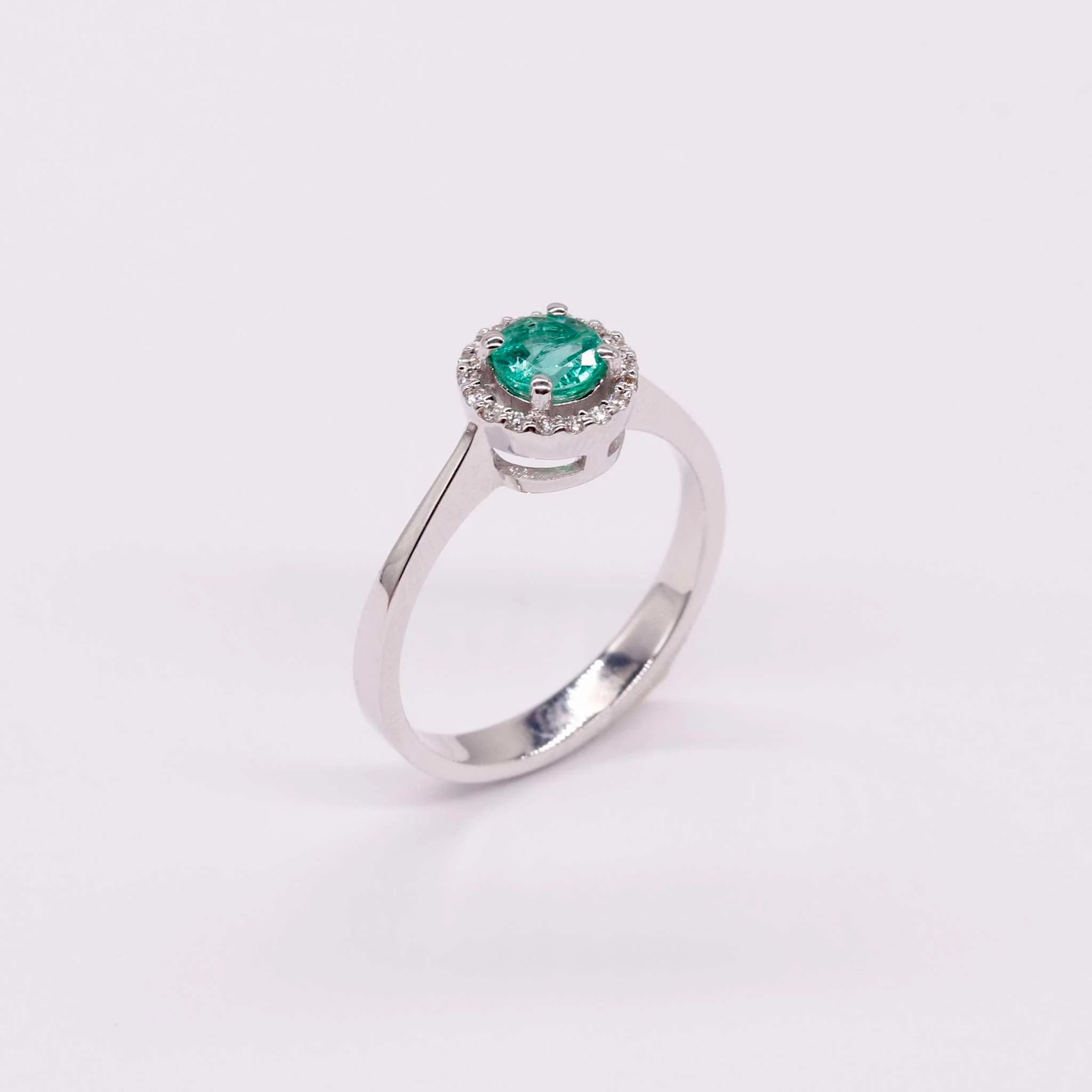 Ring in 14K/585 White Gold with Emerald and Diamonds - Image 5