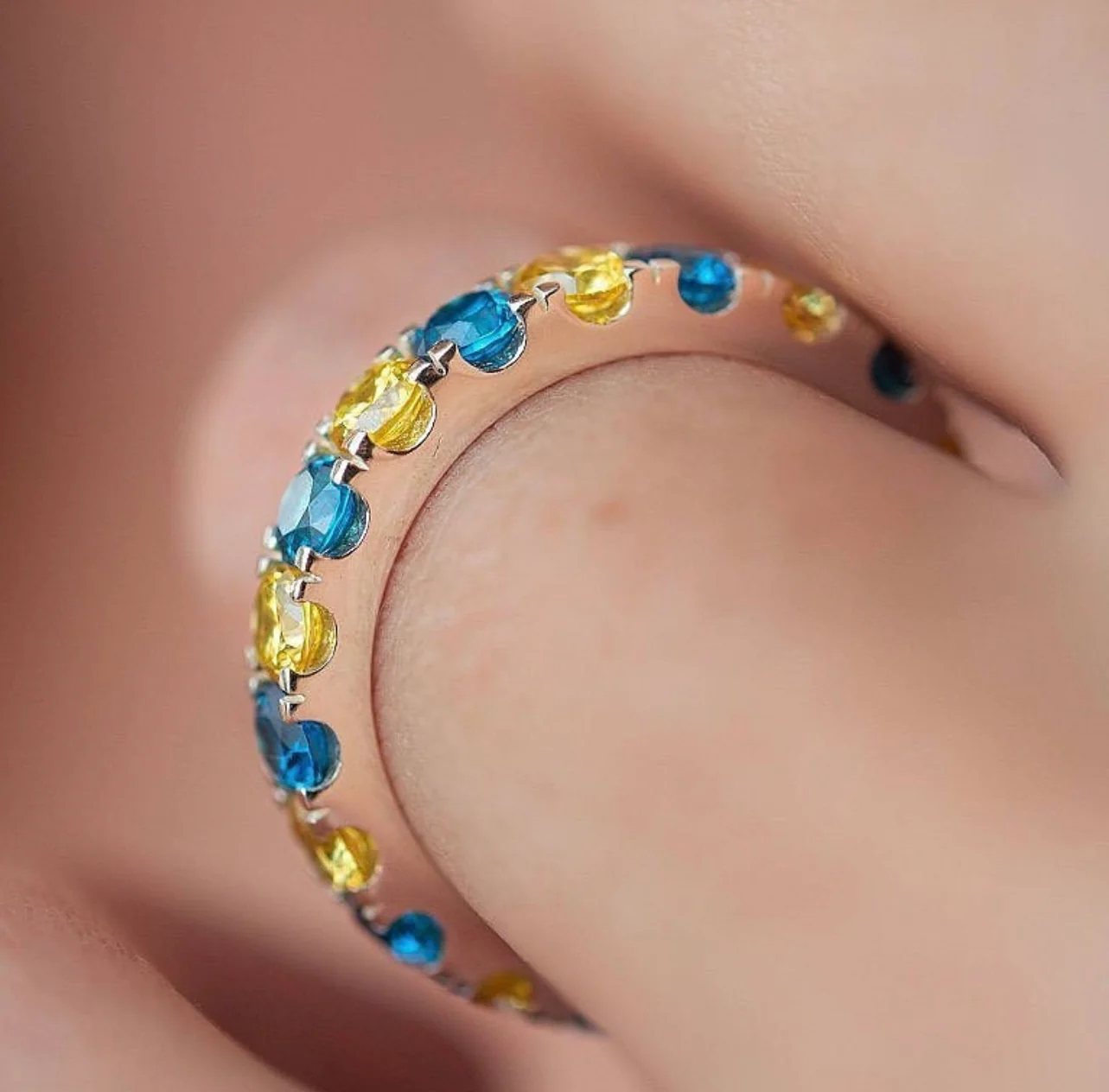 925 Sterling Silver Ring with Blue and Yellow Cubic Zirconia - Image 3