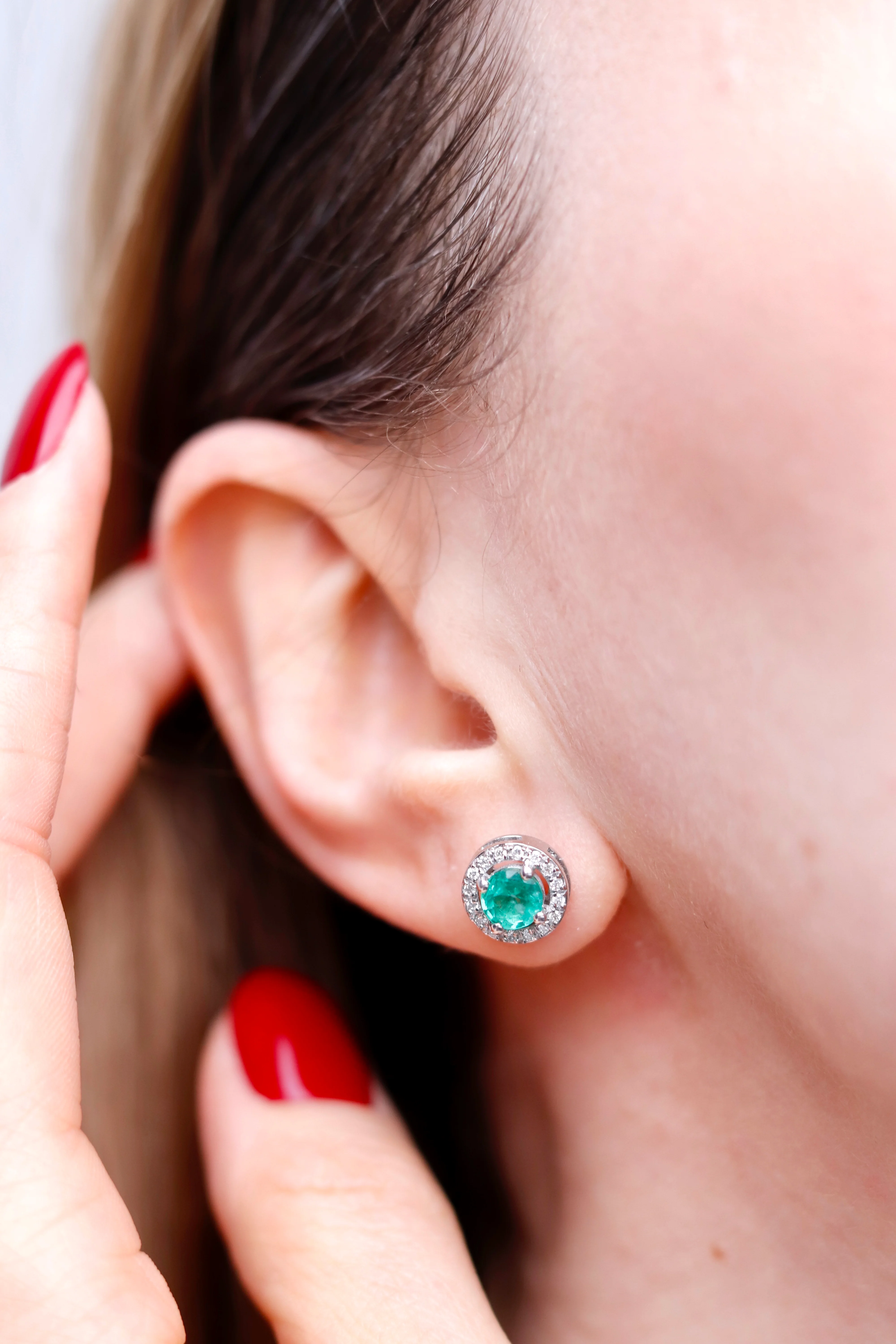 Stud Earrings in 14K/585 White Gold with Emeralds and Diamonds - Image 2