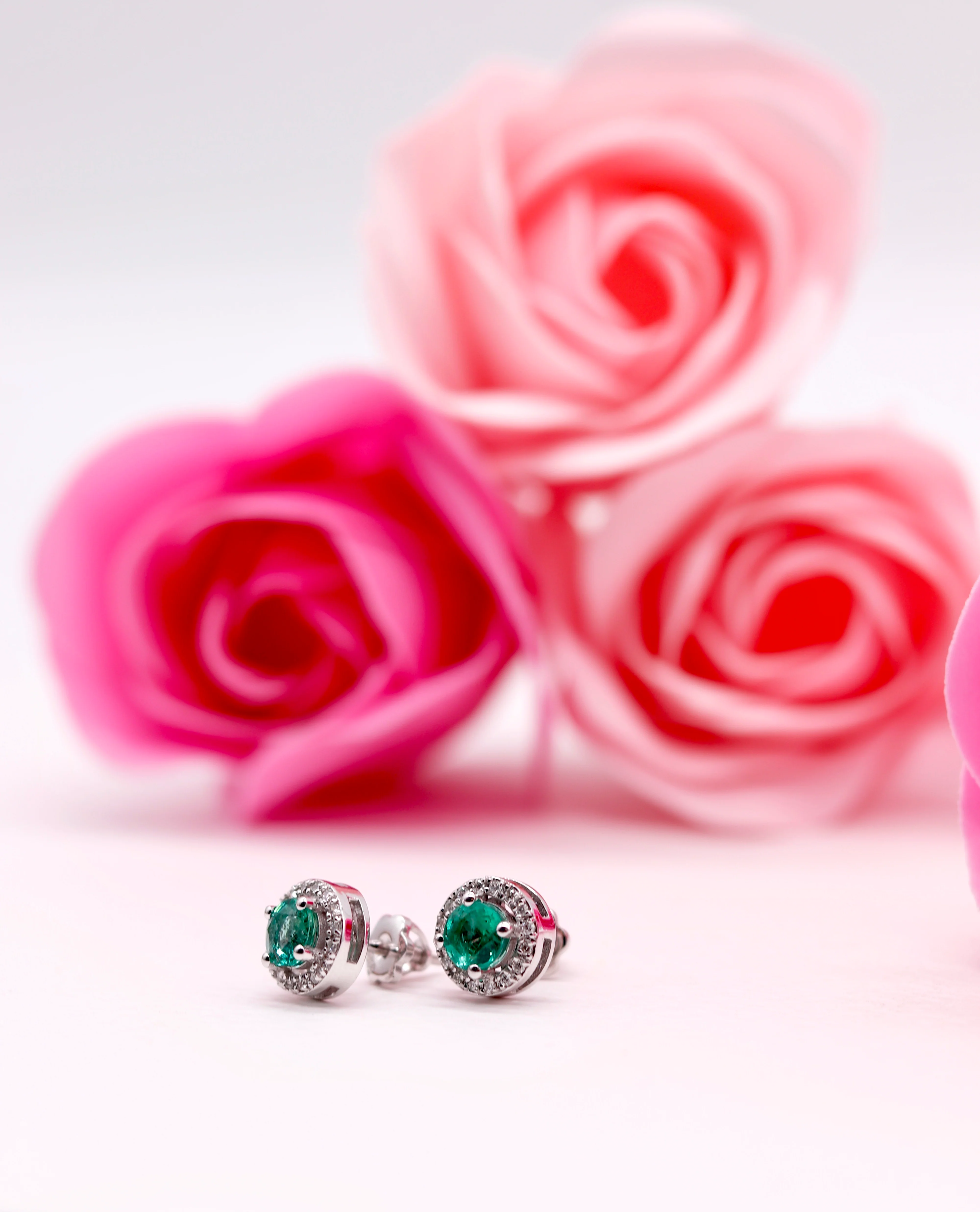 Stud Earrings in 14K/585 White Gold with Emeralds and Diamonds - Image 4