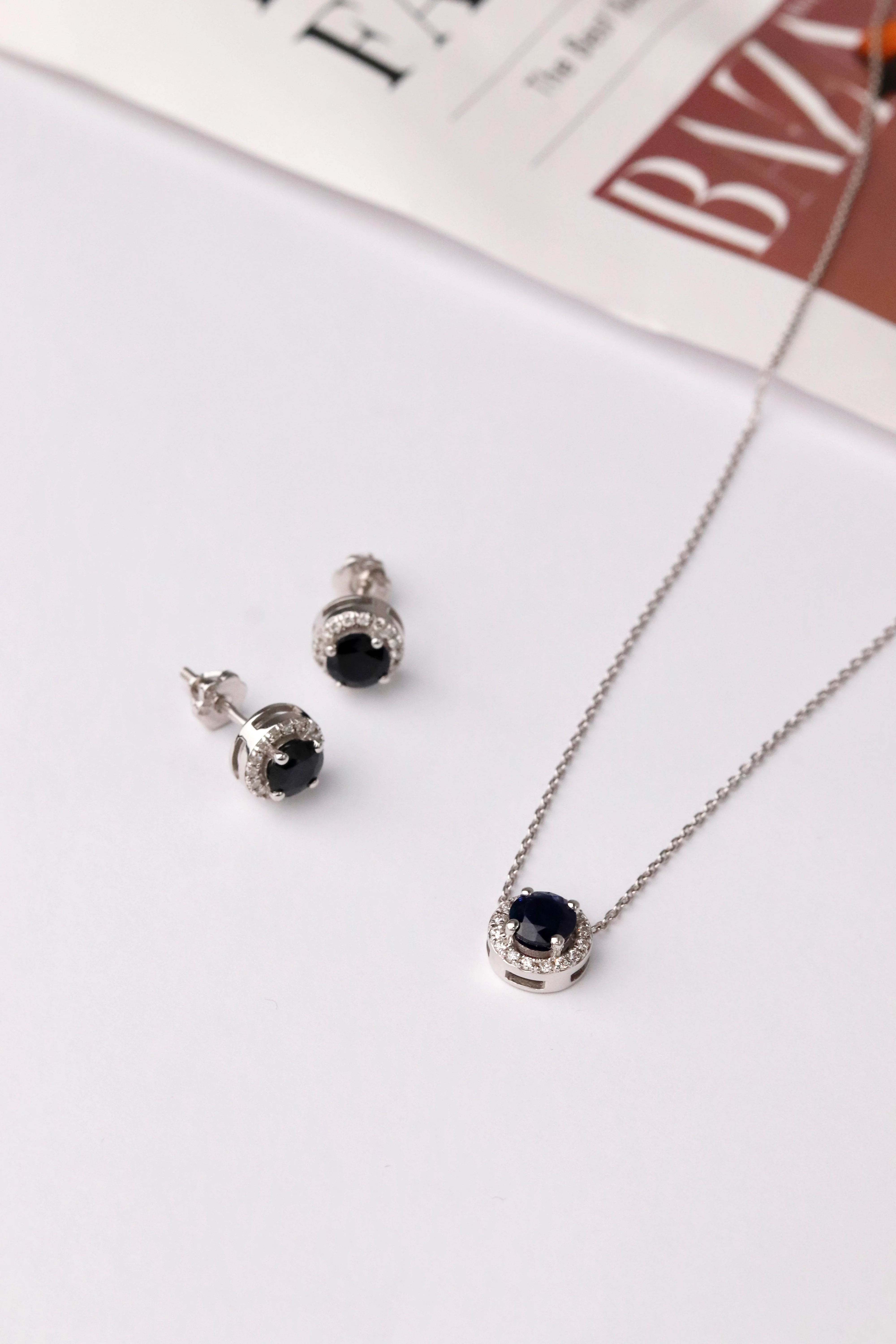 Stud Earrings in 14K/585 White Gold with Sapphires and Diamonds - Image 4