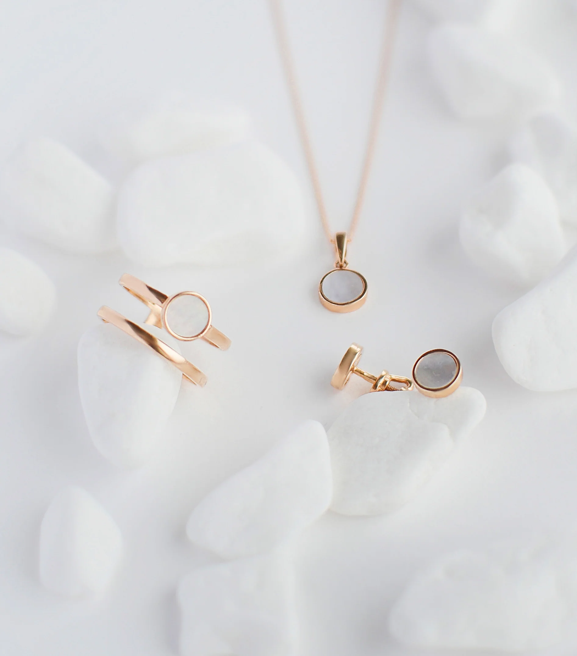 Stud Earrings in 14K/585 Rose Gold with Mother of Pearl - Image 4