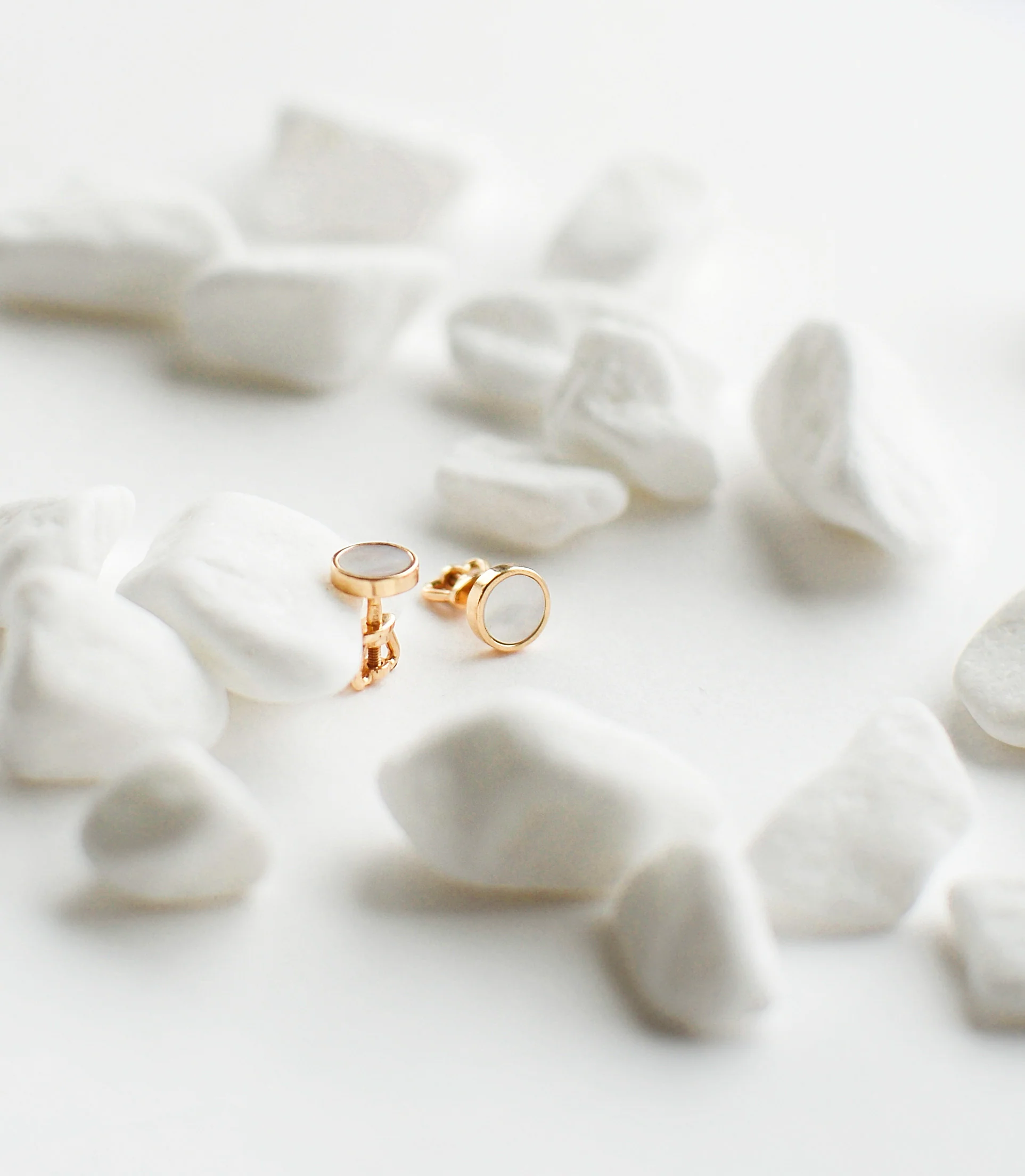 Stud Earrings in 14K/585 Rose Gold with Mother of Pearl - Image 5