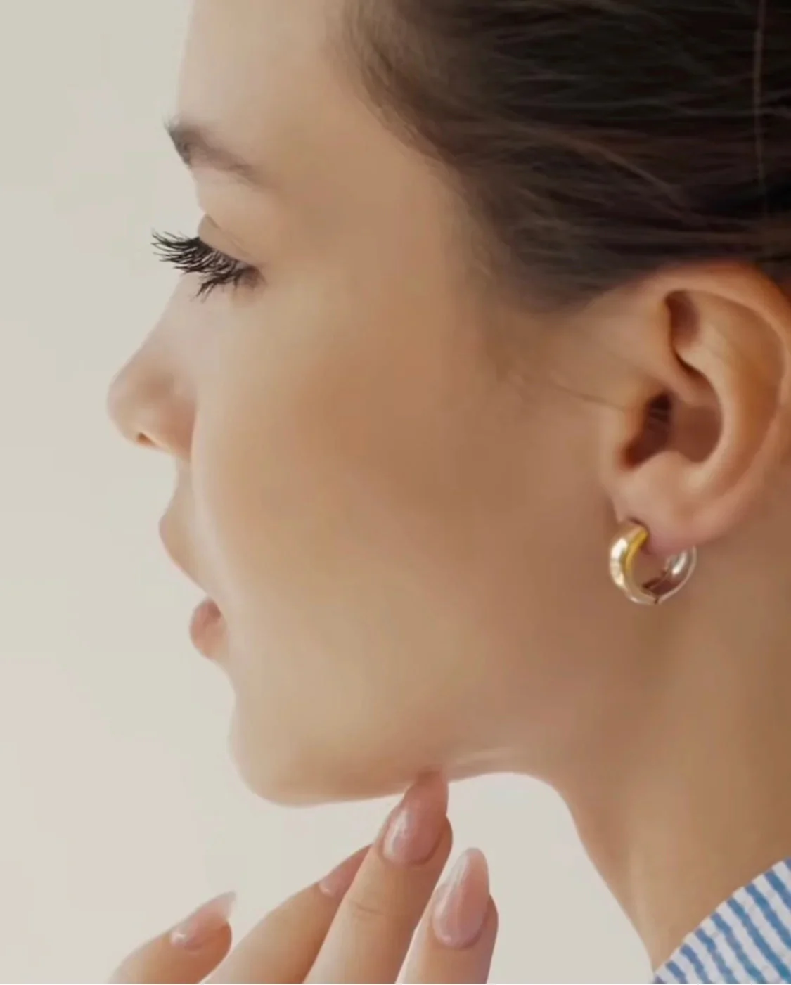 Two-Sided Hoop Earrings in 14K/585 Yellow and White Gold - Image 2