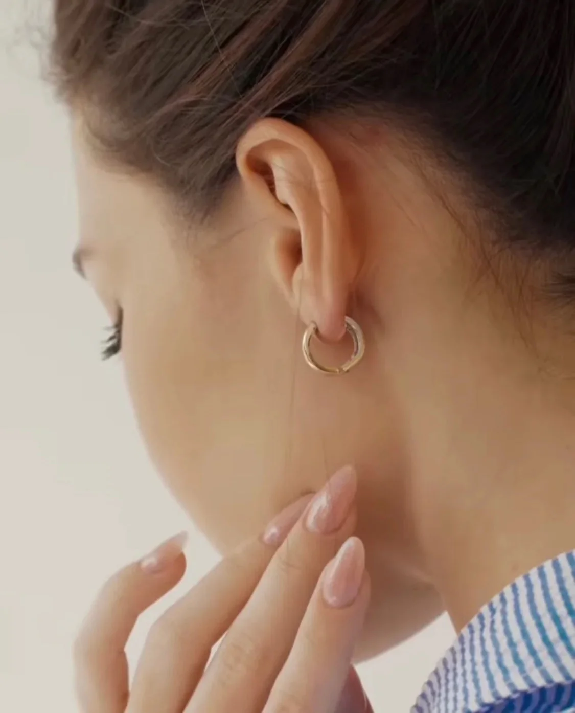 Two-Sided Hoop Earrings in 14K/585 Yellow and White Gold - Image 3